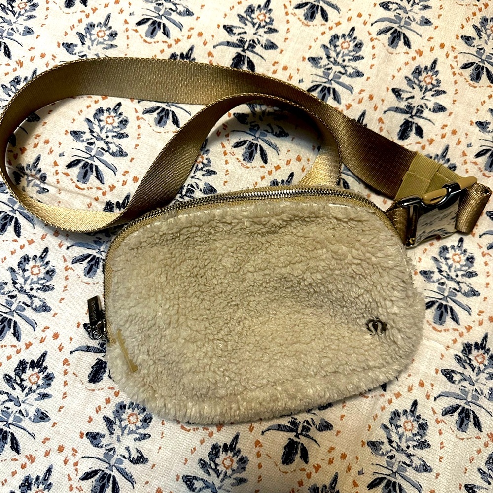 “Teddy” Lululemon belt bag